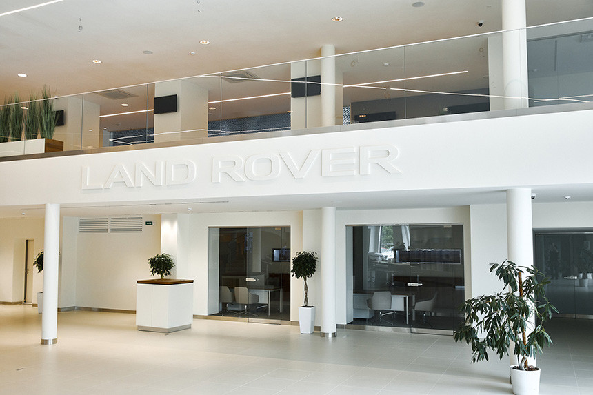 За стеклом. Белорусский дилер Jaguar и Land Rover переехал в новое здание