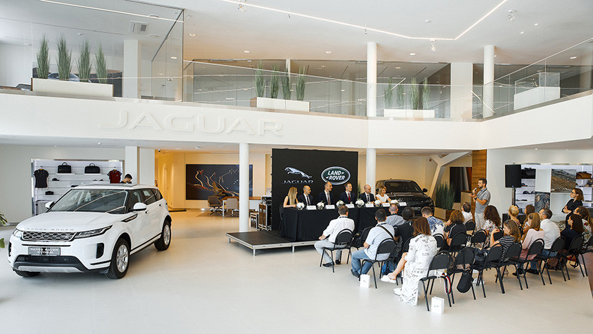 За стеклом. Белорусский дилер Jaguar и Land Rover переехал в новое здание