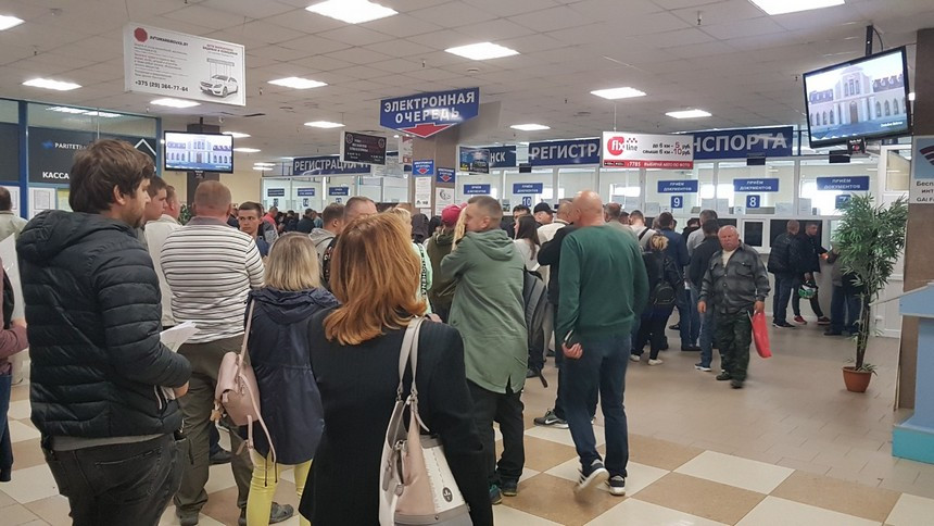 Ад в МРЭО в Ждановичах: неработающий терминал по выдаче талонов собирает толпы людей. Репортаж ABW.BY
