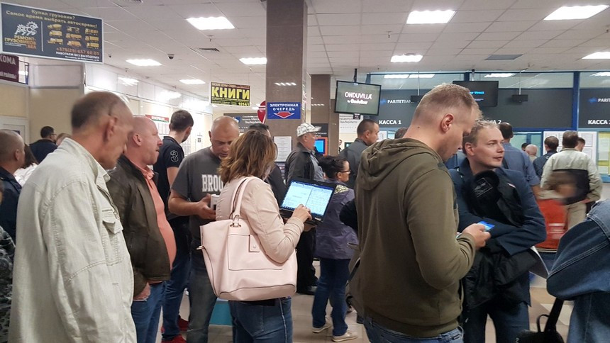 Ад в МРЭО в Ждановичах: неработающий терминал по выдаче талонов собирает толпы людей. Репортаж ABW.BY