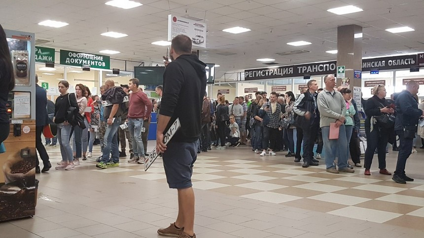 Ад в МРЭО в Ждановичах: неработающий терминал по выдаче талонов собирает толпы людей. Репортаж ABW.BY