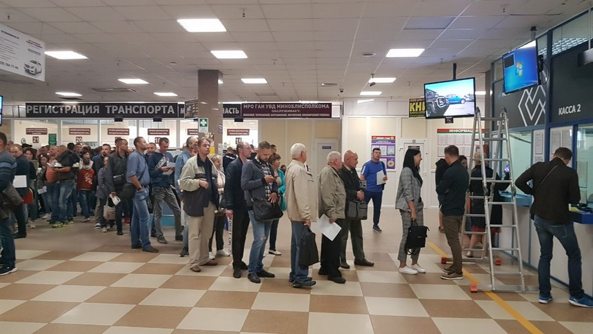 Ад в МРЭО в Ждановичах: неработающий терминал по выдаче талонов собирает толпы людей. Репортаж ABW.BY
