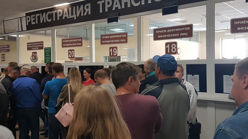 Ад в МРЭО в Ждановичах: неработающий терминал по выдаче талонов собирает толпы людей. Репортаж ABW.BY
