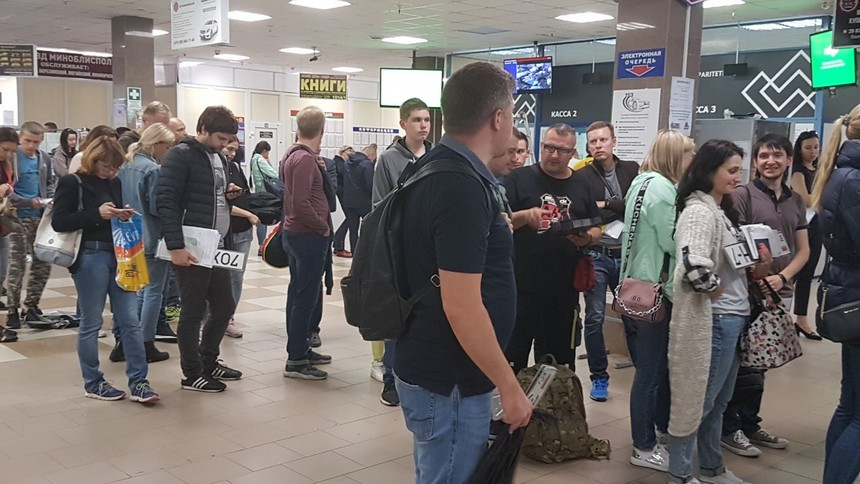 Ад в МРЭО в Ждановичах: неработающий терминал по выдаче талонов собирает толпы людей. Репортаж ABW.BY