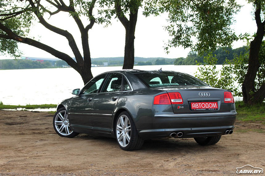 Немецкая практичность и итальянская страсть. Тест-драйв Audi S8 с мотором от Lamborghini (+ видеообзор)