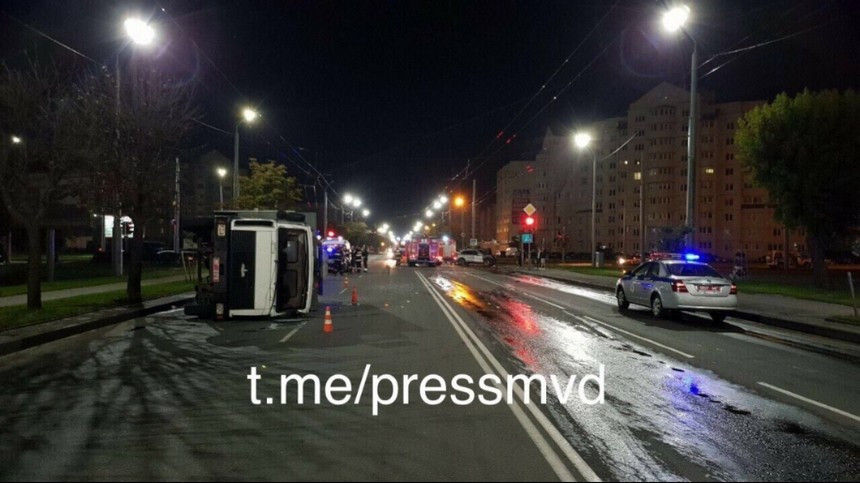 В Могилеве после столкновения с Porsche Cayenne перевернулся автозак с заключенными