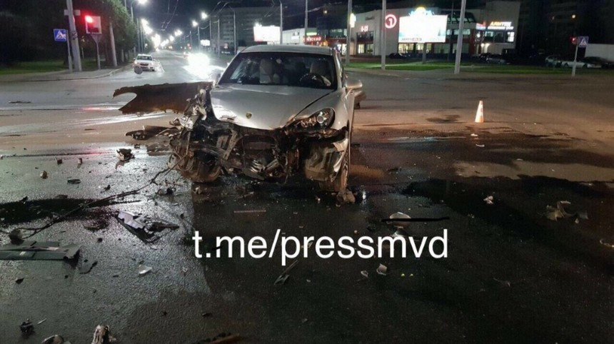 В Могилеве после столкновения с Porsche Cayenne перевернулся автозак с заключенными