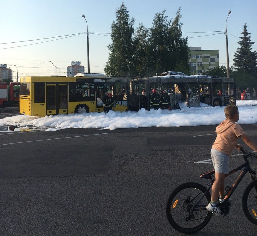 На диспетчерской станции Кунцевщина открытым пламенем горел автобус. Комментарий водителя парка