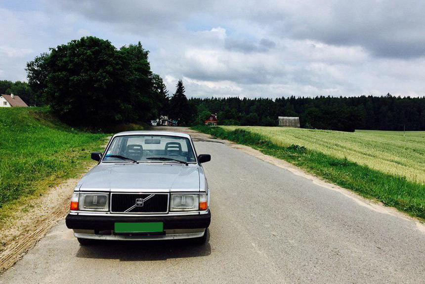 Гаражные находки. В каком виде до сегодняшнего дня дожил Volvo 240 с пробегом 196 тысяч километров?