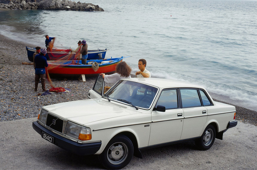 Гаражные находки. В каком виде до сегодняшнего дня дожил Volvo 240 с пробегом 196 тысяч километров?