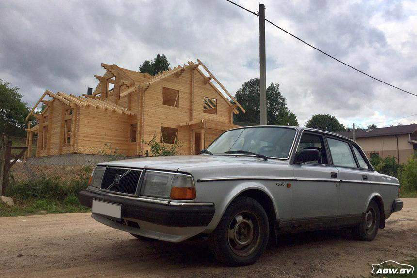 Гаражные находки. В каком виде до сегодняшнего дня дожил Volvo 240 с пробегом 196 тысяч километров?