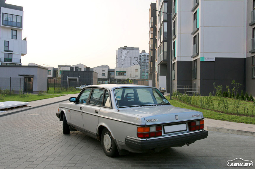 Гаражные находки. В каком виде до сегодняшнего дня дожил Volvo 240 с пробегом 196 тысяч километров?