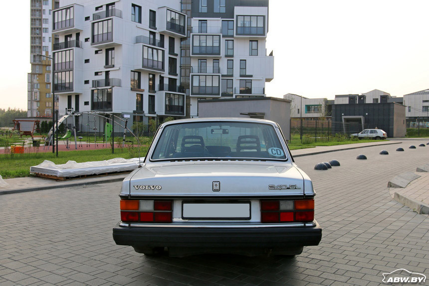 Гаражные находки. В каком виде до сегодняшнего дня дожил Volvo 240 с пробегом 196 тысяч километров?