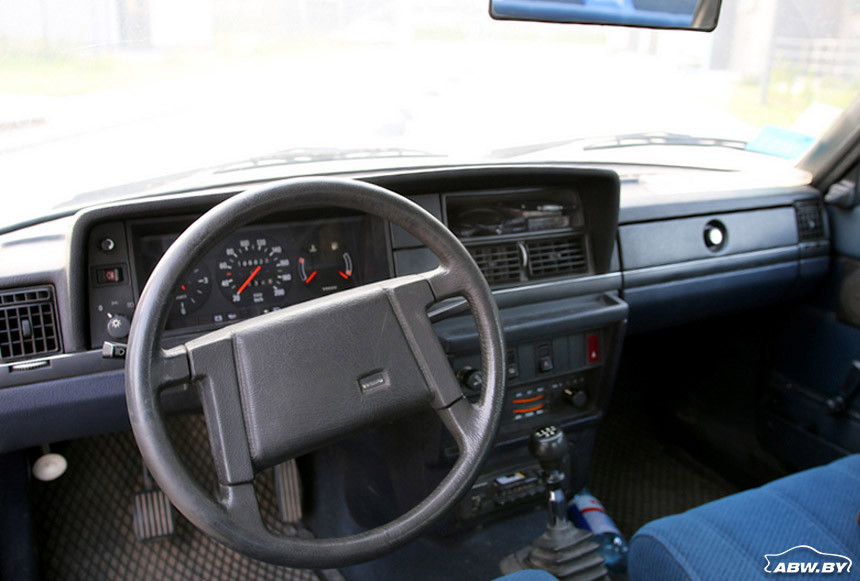 Гаражные находки. В каком виде до сегодняшнего дня дожил Volvo 240 с пробегом 196 тысяч километров?