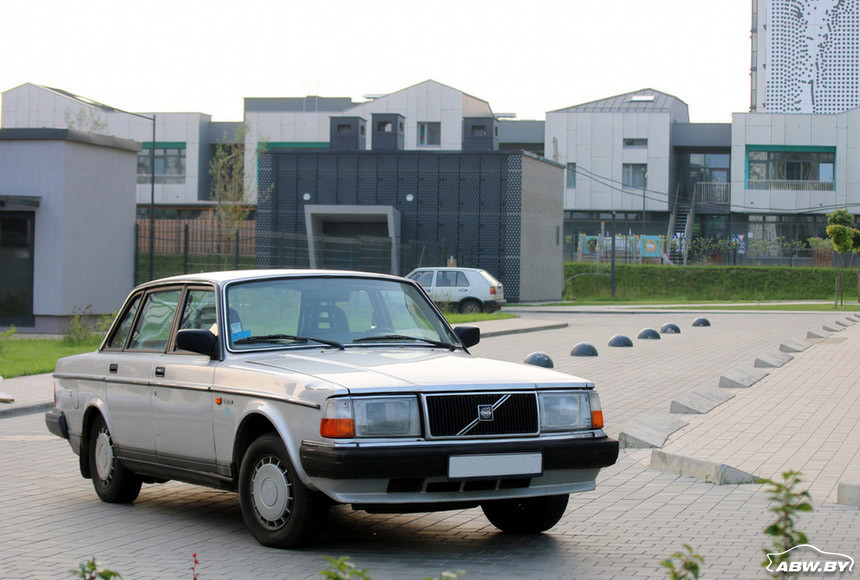 Гаражные находки. В каком виде до сегодняшнего дня дожил Volvo 240 с пробегом 196 тысяч километров?