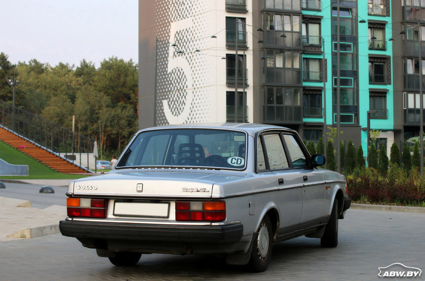 Гаражные находки. В каком виде до сегодняшнего дня дожил Volvo 240 с пробегом 196 тысяч километров?