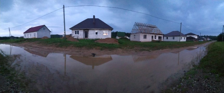 Кто ответит за пустые обещания? Жители поселка под Дзержинском плавают по дорогам на лодках