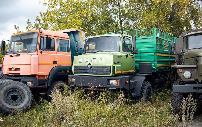 Фотофакт. Уникальные грузовики “Урал” ржавеют прямо под открытым небом
