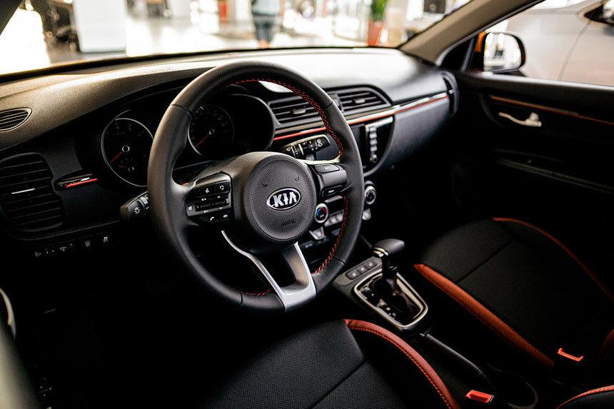 В автосалонах KIA стартовали продажи автомобилей новой серии Red Line