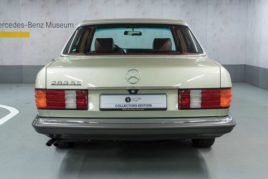 На продажу выставлен 37-летний Mercedes S-класса с заводской гарантией