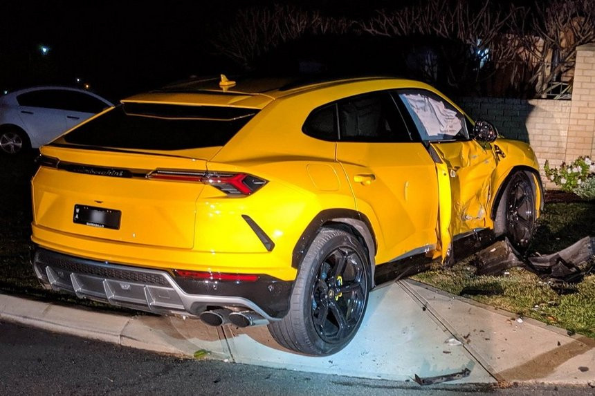 Не в то время и не в том месте: подросток угнал Subaru и врезался в Lamborghini Urus