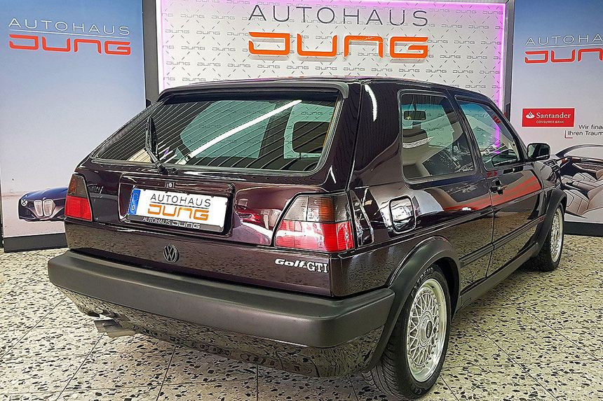 На продажу выставлен редкий Volkswagen Golf 1990 года выпуска. Сколько просят за машину?