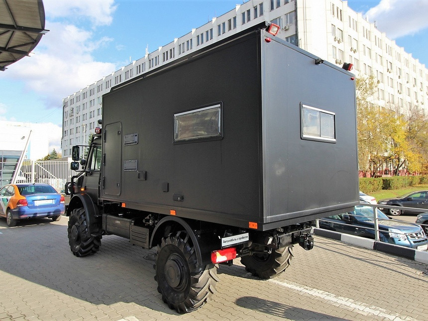 C микроволновкой и кроватью: сколько просят за грузовой Mercedes Unimog с жилым модулем?