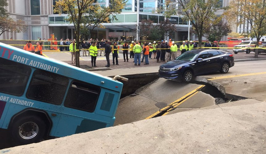 Фотофакт. Под автобусом провалилось дорожное полотно