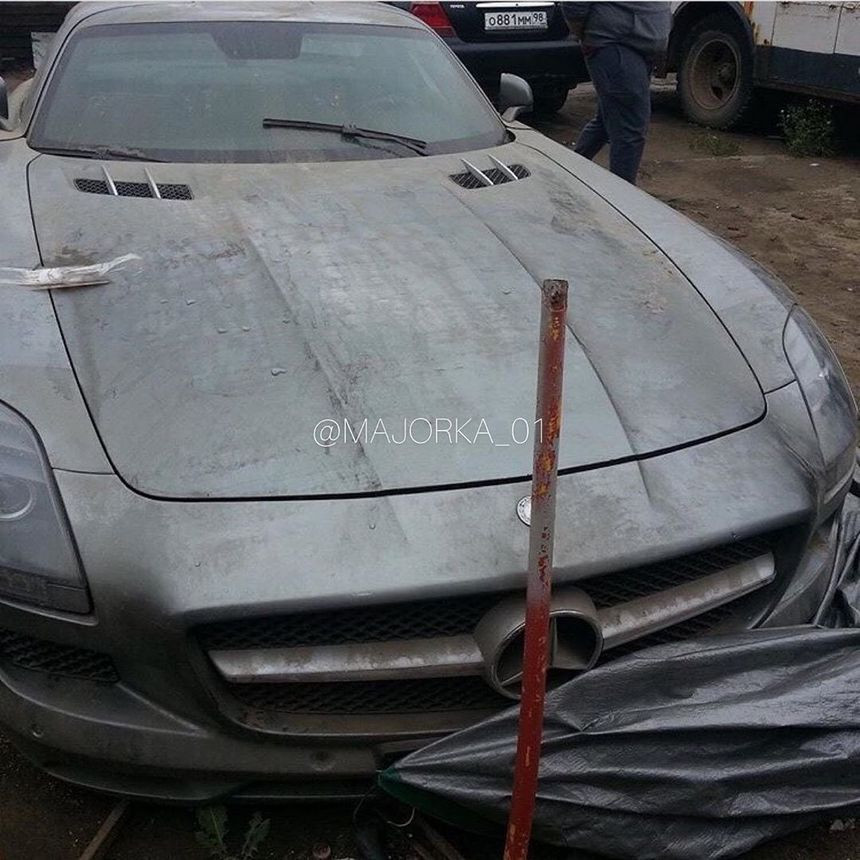 Фотофакт. Брошенный ржаветь под открытым небом Mercedes SLS AMG