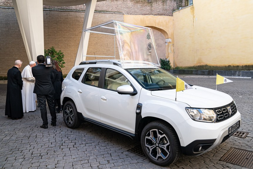 У Папы Римского появился новый автомобиль - и это Duster!
