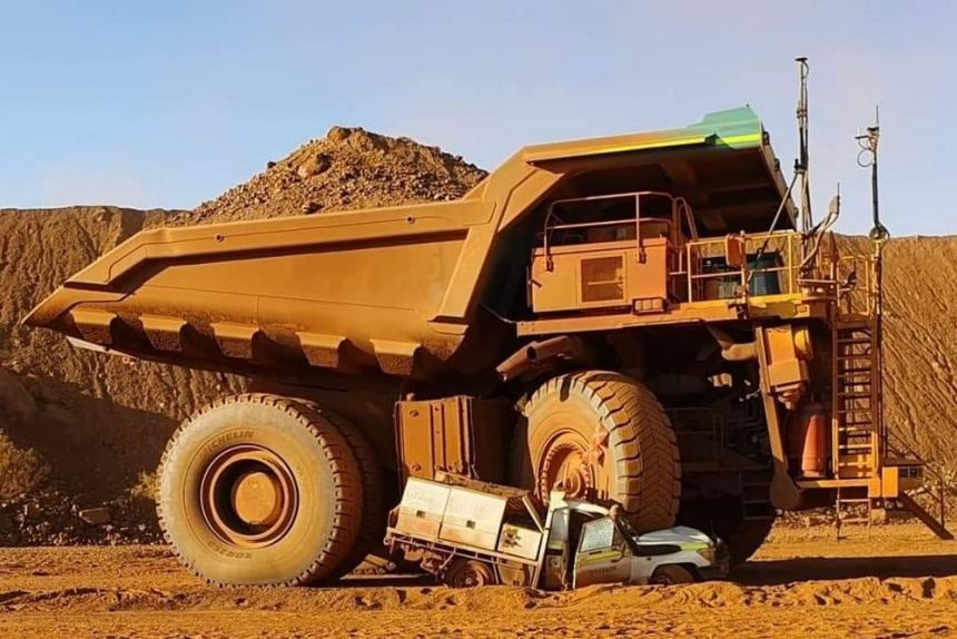 Фотофакт. Водитель карьерного самосвала раздавил собственную Toyota Land Cruiser
