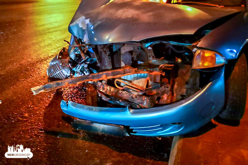 В Гродно из-за гололеда Mitsubishi врезался в столб