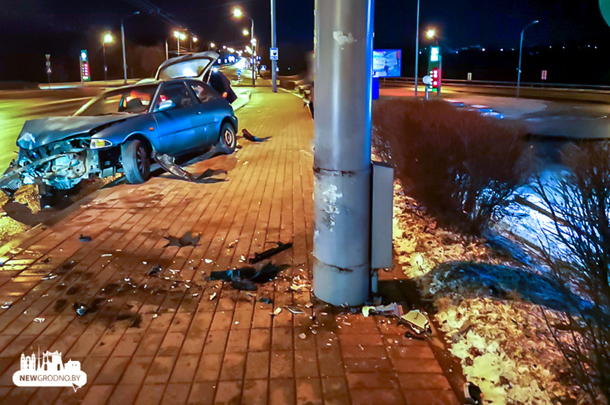В Гродно из-за гололеда Mitsubishi врезался в столб