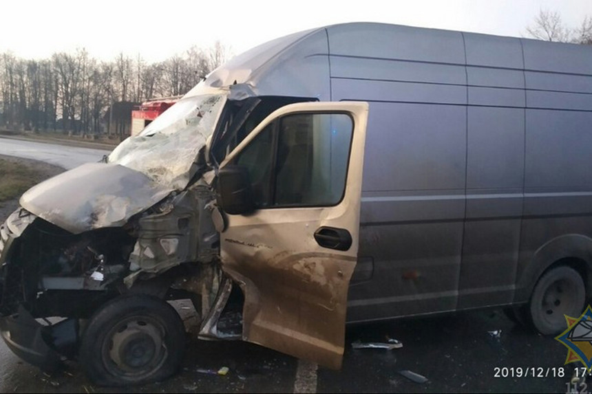 Школьный автобус столкнулся с грузовым микроавтобусом в Слуцком районе