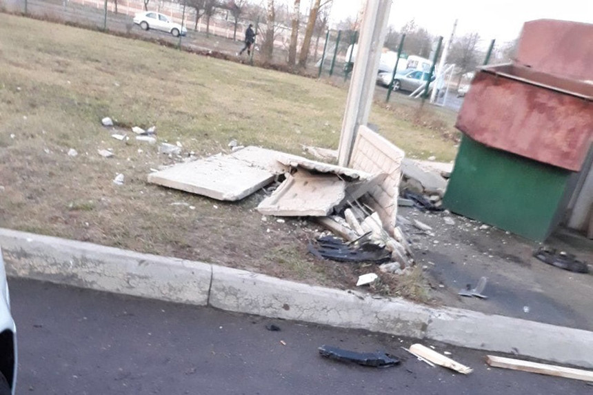 В Бобруйске таксист врезался в мусорные контейнеры. Фотофакт