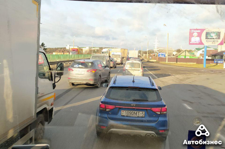 Авария с участием фуры и легковушки на МКАД спровоцировала 