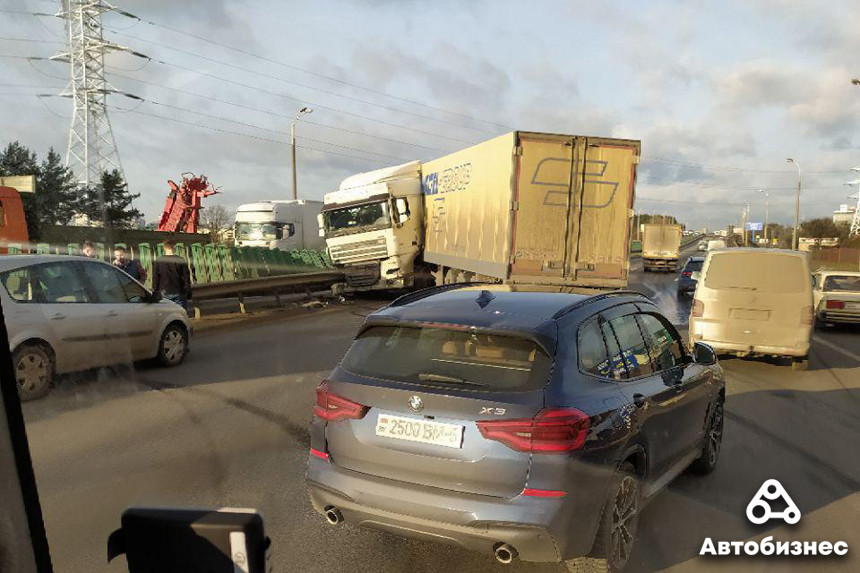 Авария с участием фуры и легковушки на МКАД спровоцировала 