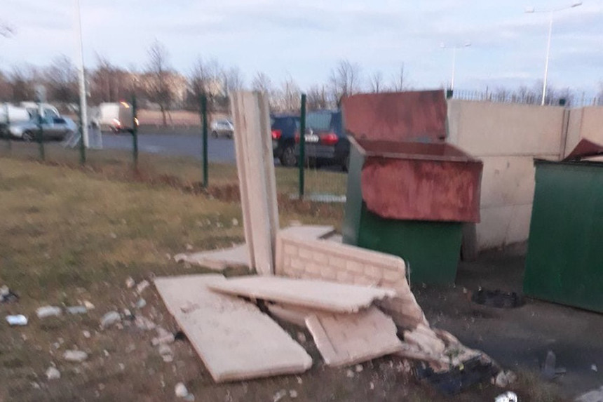 В Бобруйске таксист врезался в мусорные контейнеры. Фотофакт