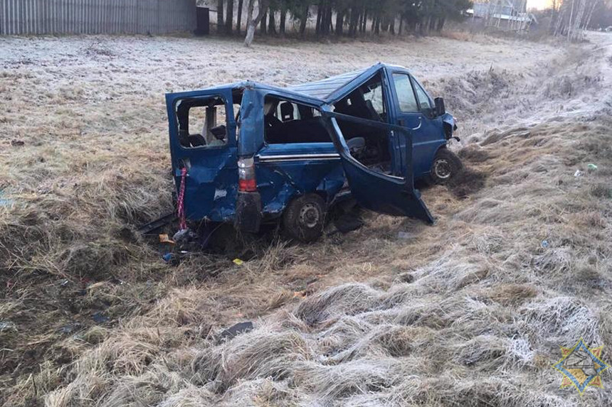 В Верхнедвинском районе микроавтобус влетел в кювет - водителя деблокировали спасатели