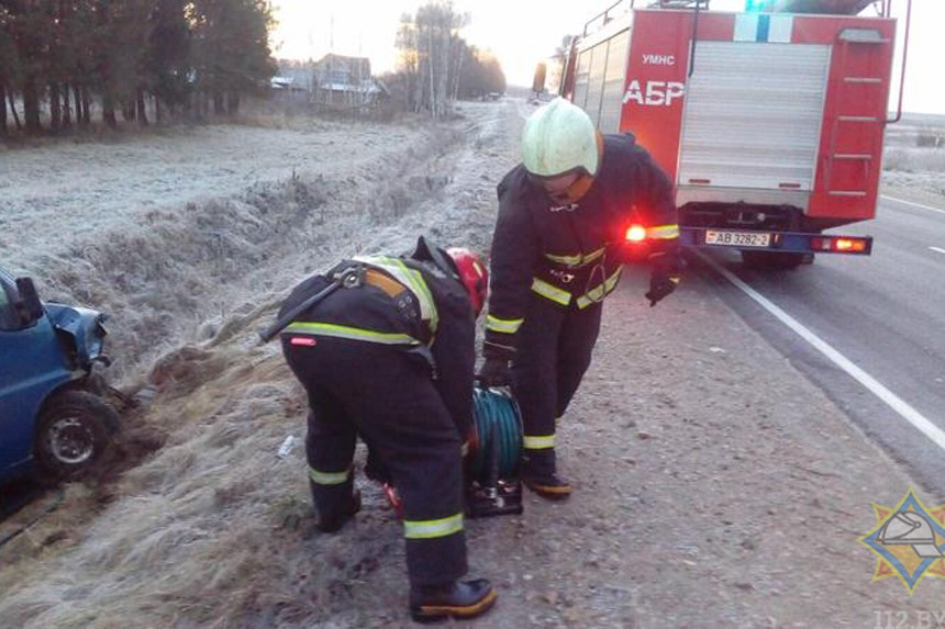 В Верхнедвинском районе микроавтобус влетел в кювет - водителя деблокировали спасатели