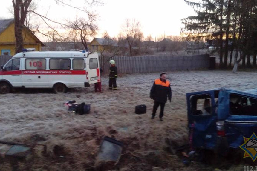 В Верхнедвинском районе микроавтобус влетел в кювет - водителя деблокировали спасатели