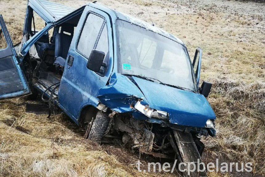 В Верхнедвинском районе микроавтобус влетел в кювет - водителя деблокировали спасатели