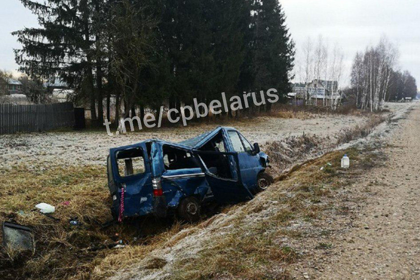 В Верхнедвинском районе микроавтобус влетел в кювет - водителя деблокировали спасатели