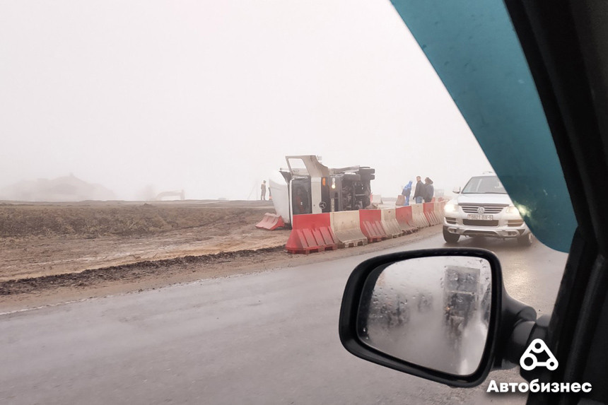 В Минской области фура съехала в кювет и перевернулась. Фото