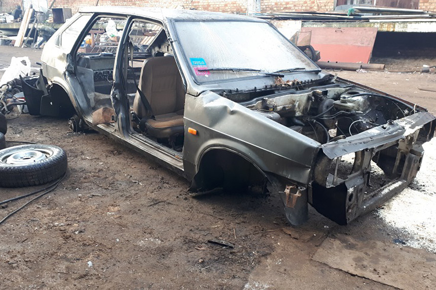 В Солигорске мужчина похитил два автомобиля: один сдал на металлолом, второй бросил в поле