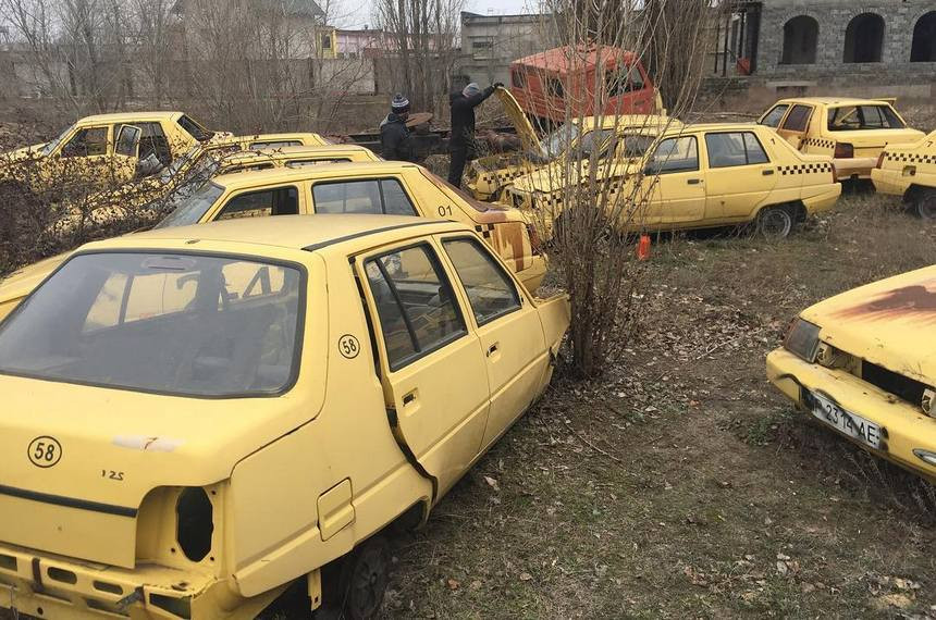 Ржавеют под открытым небом: старые ЗАЗ-1103 из такси разбирают на запчасти