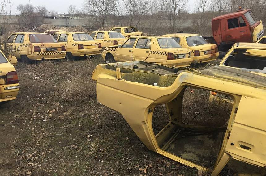Ржавеют под открытым небом: старые ЗАЗ-1103 из такси разбирают на запчасти
