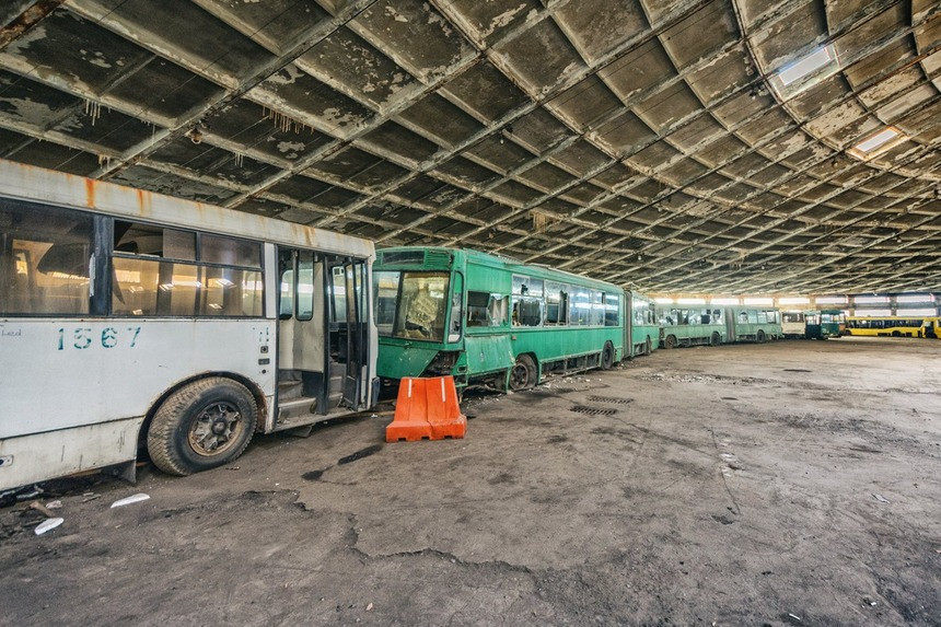 Фотофакт. Заброшенный ангар с десятками списанных автобусов