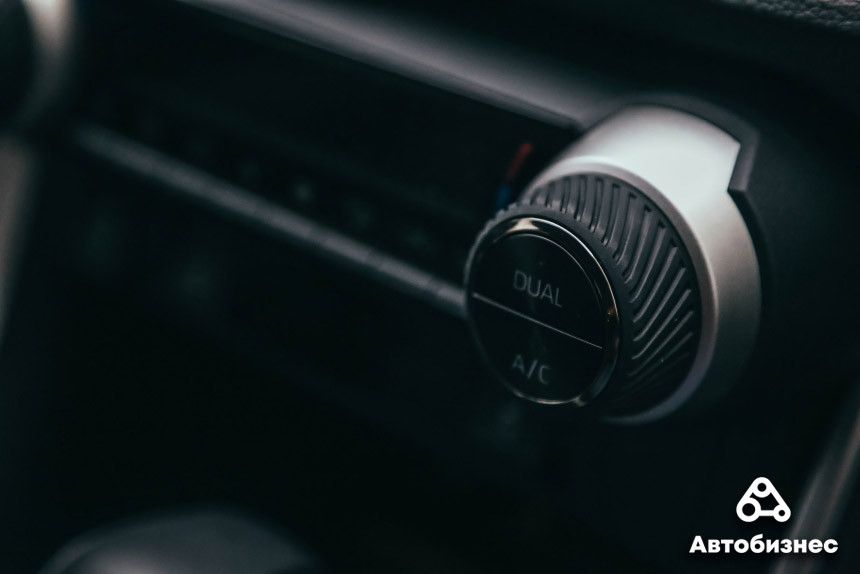 Поставим на два колеса? Тест-драйв Toyota RAV4 пятого поколения