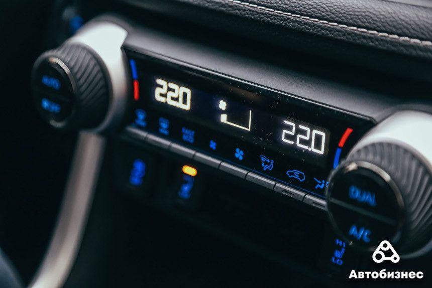 Поставим на два колеса? Тест-драйв Toyota RAV4 пятого поколения